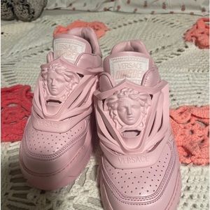 Only wore a couple hours. Bought a 7.5 and needed an 8! Basically brand new!